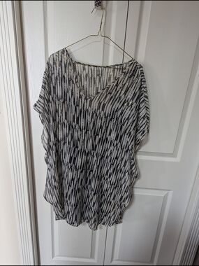 Lightweight Black & White Patterned Women's Blouse